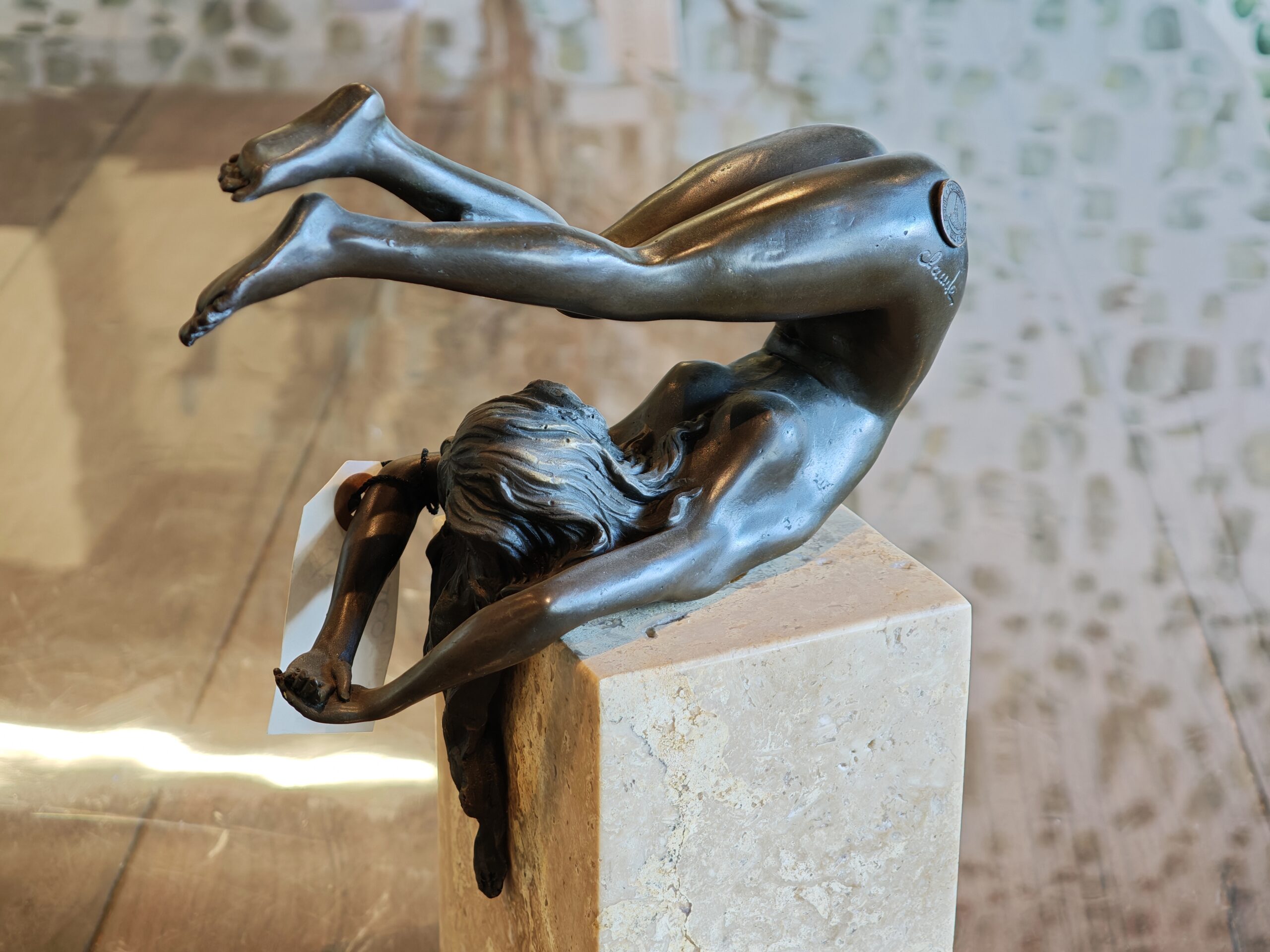 Statue Bronze Frau Beine hoch eliassen.co.uk 2