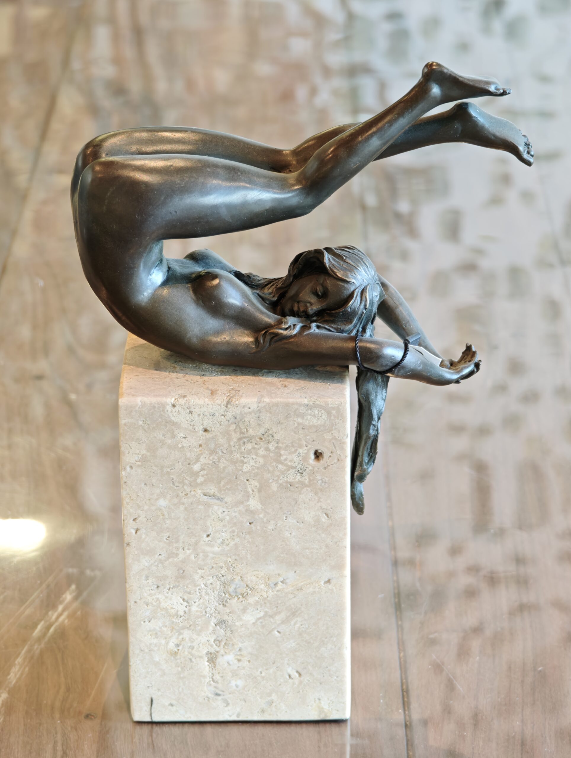 Statue Bronze Frau Beine hoch eliassen.co.uk 2