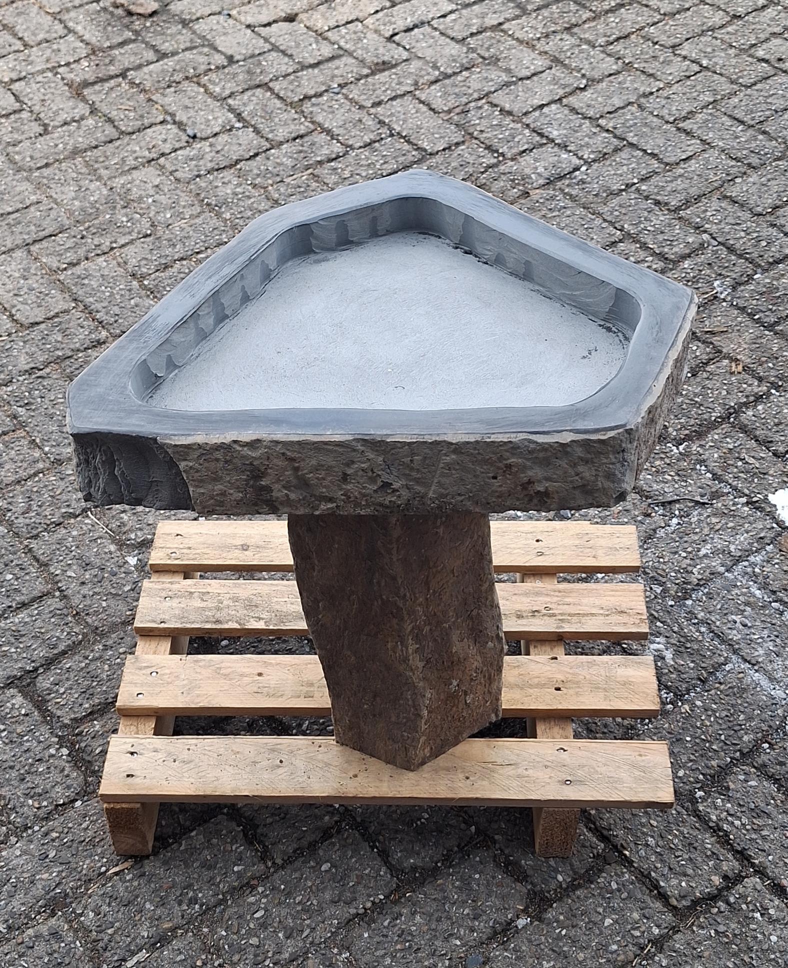 Vogeltrinkschale Rabe mit Bronzevogel