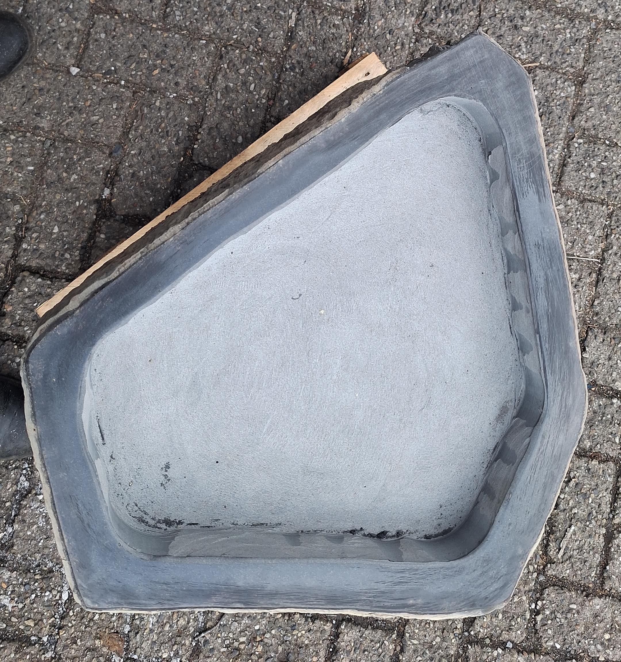 Vogeltrinkschale Rabe mit Bronzevogel