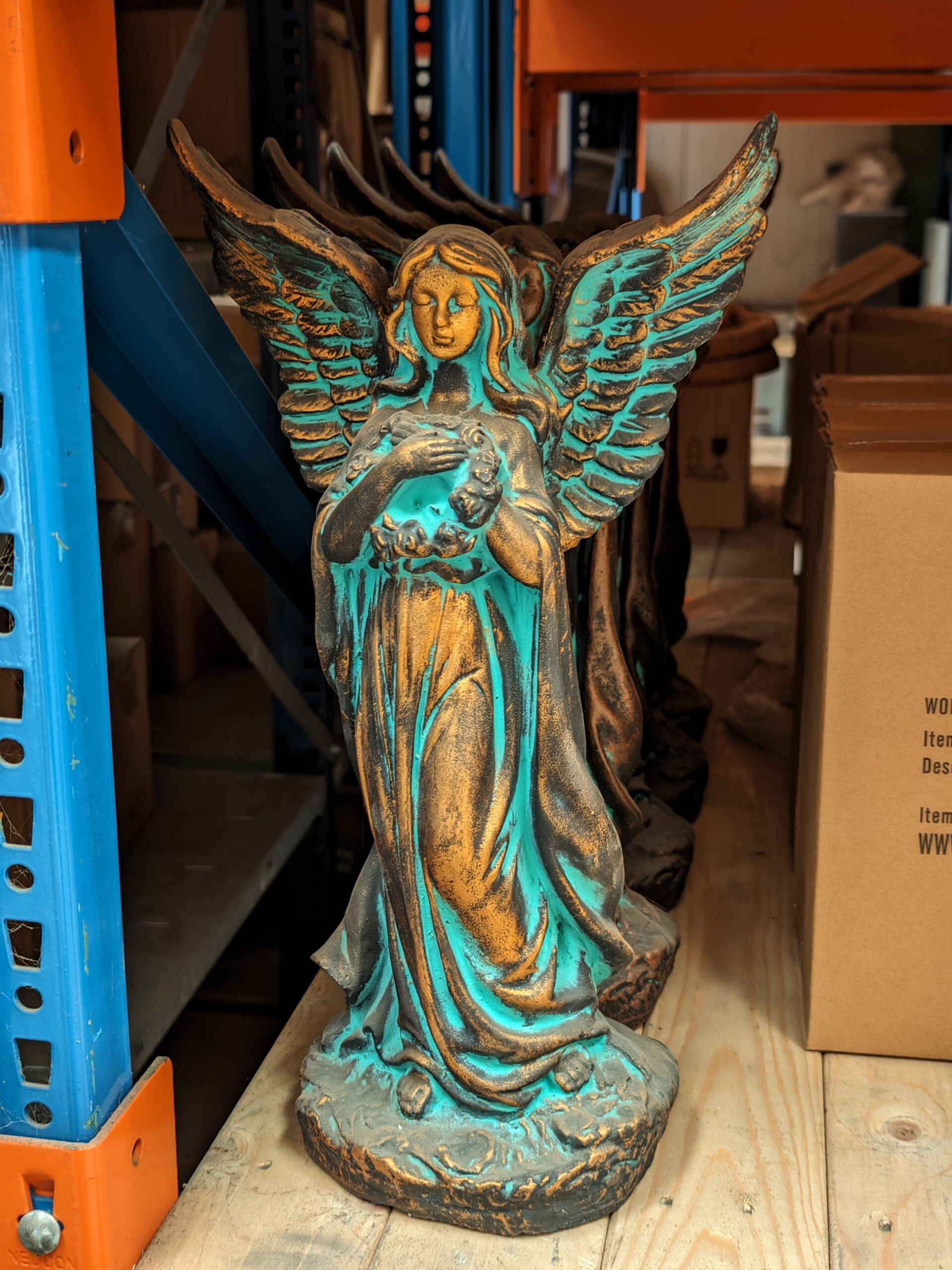 Beeld engel met bloemenkrans 46cm eliassen.nl