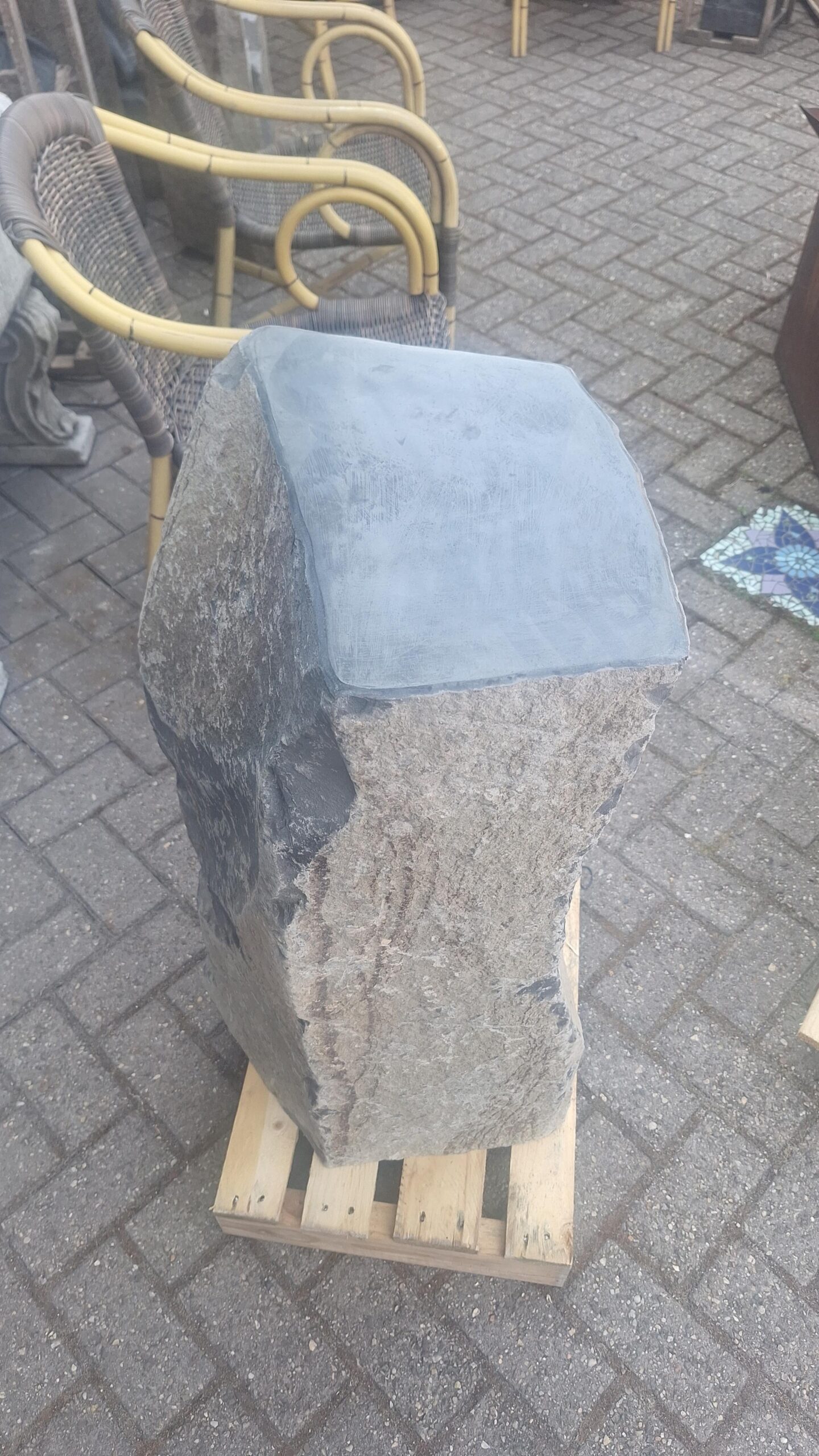 Pedestal rough basalt 80cm