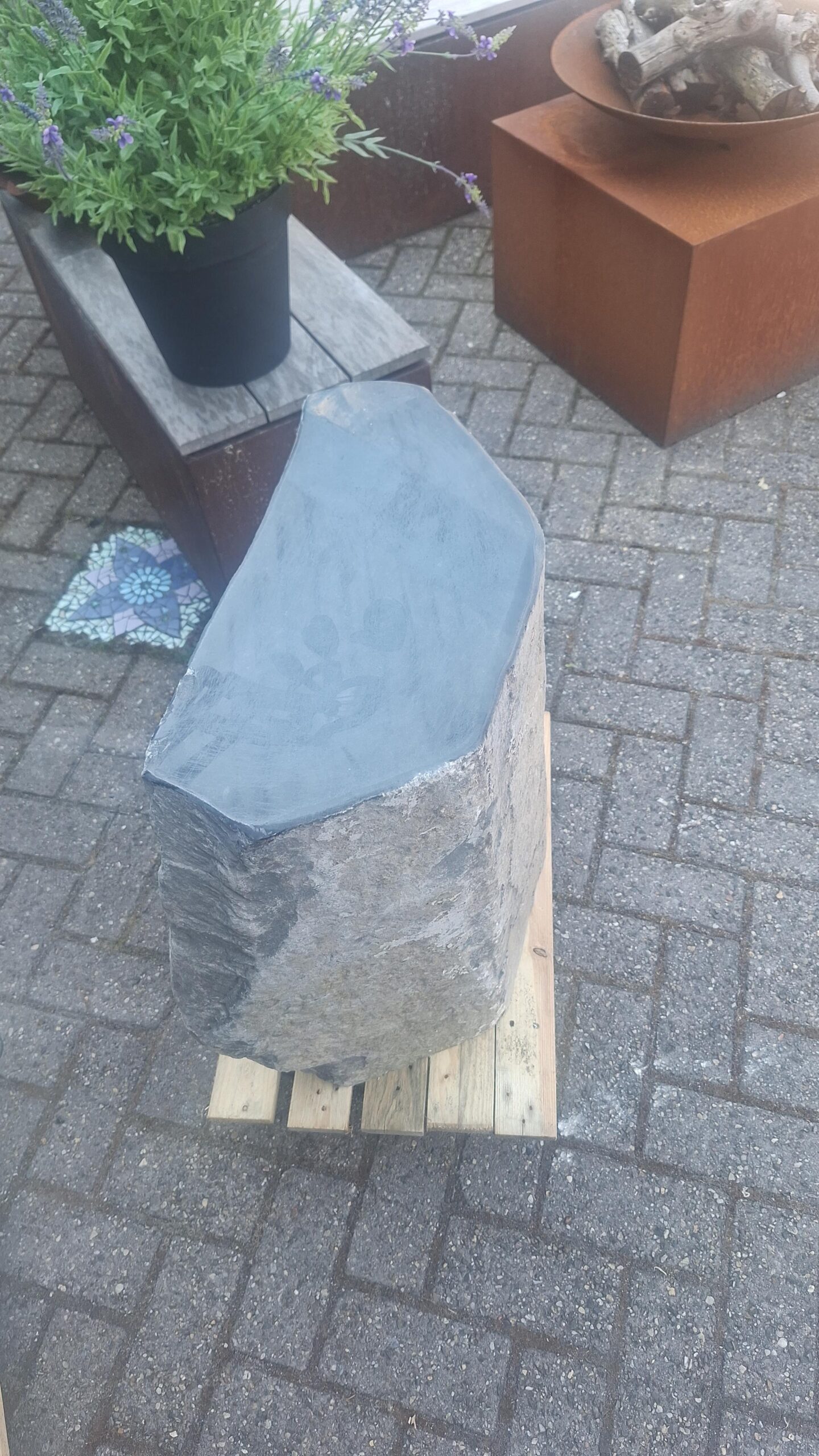 Pedestal rough basalt 80cm