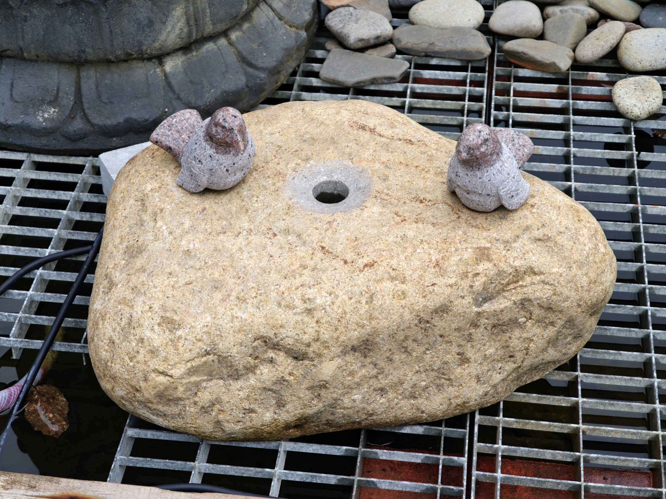 Wasserornament Felsen mit Vögeln