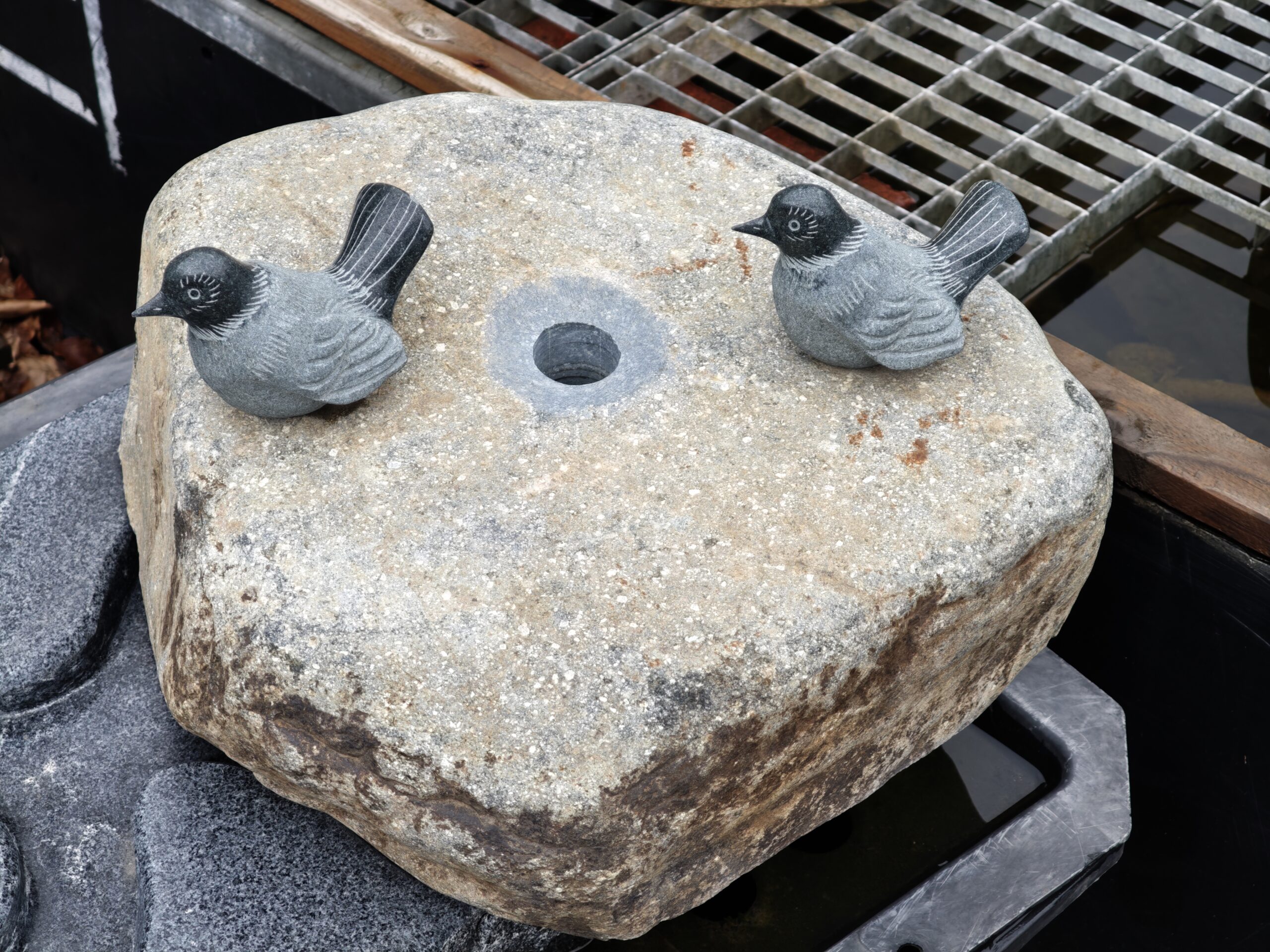 Wasserornament Felsen mit Vögeln