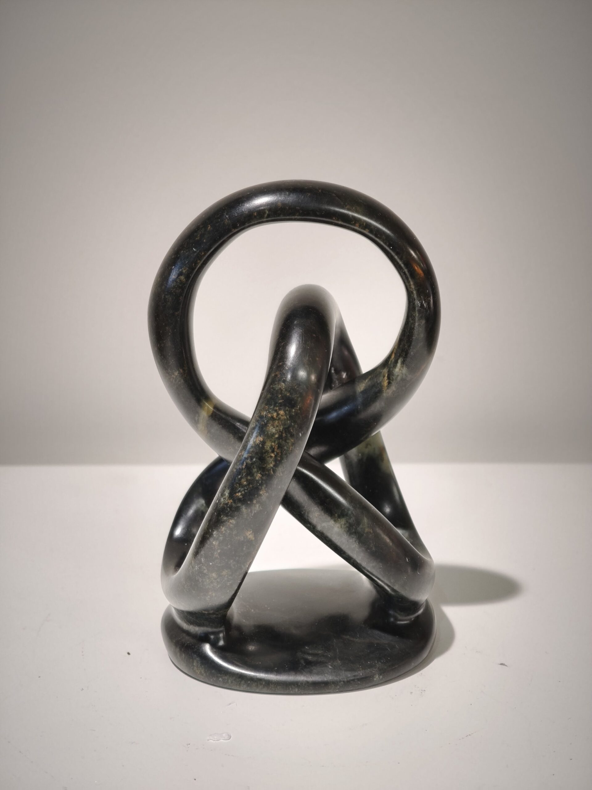 Beeld Liefdesknoop speksteen 15cm