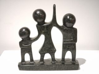 Beeld Familie 3 op rij speksteen 17cm