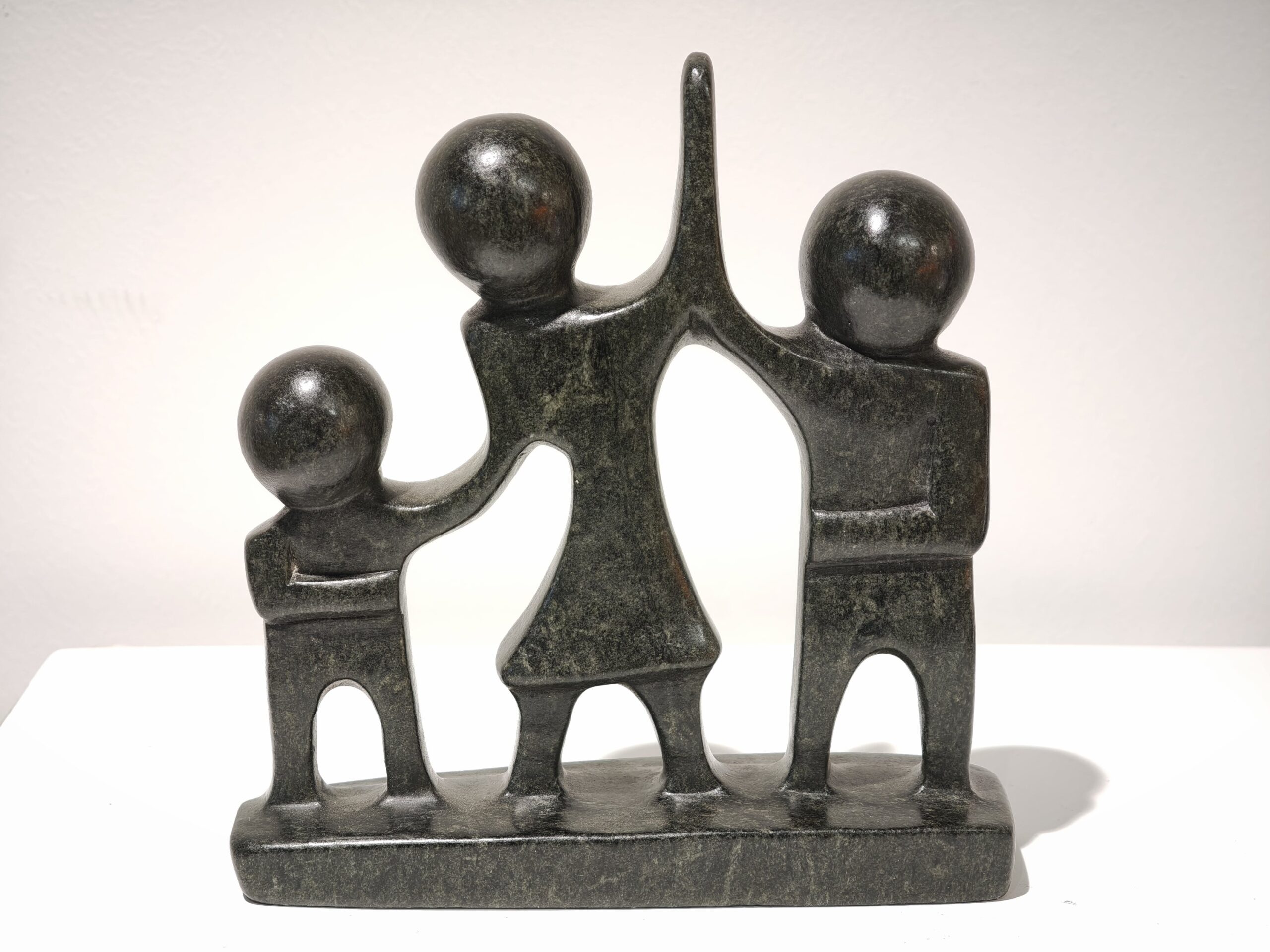 Beeld Familie 3 op rij speksteen 17cm