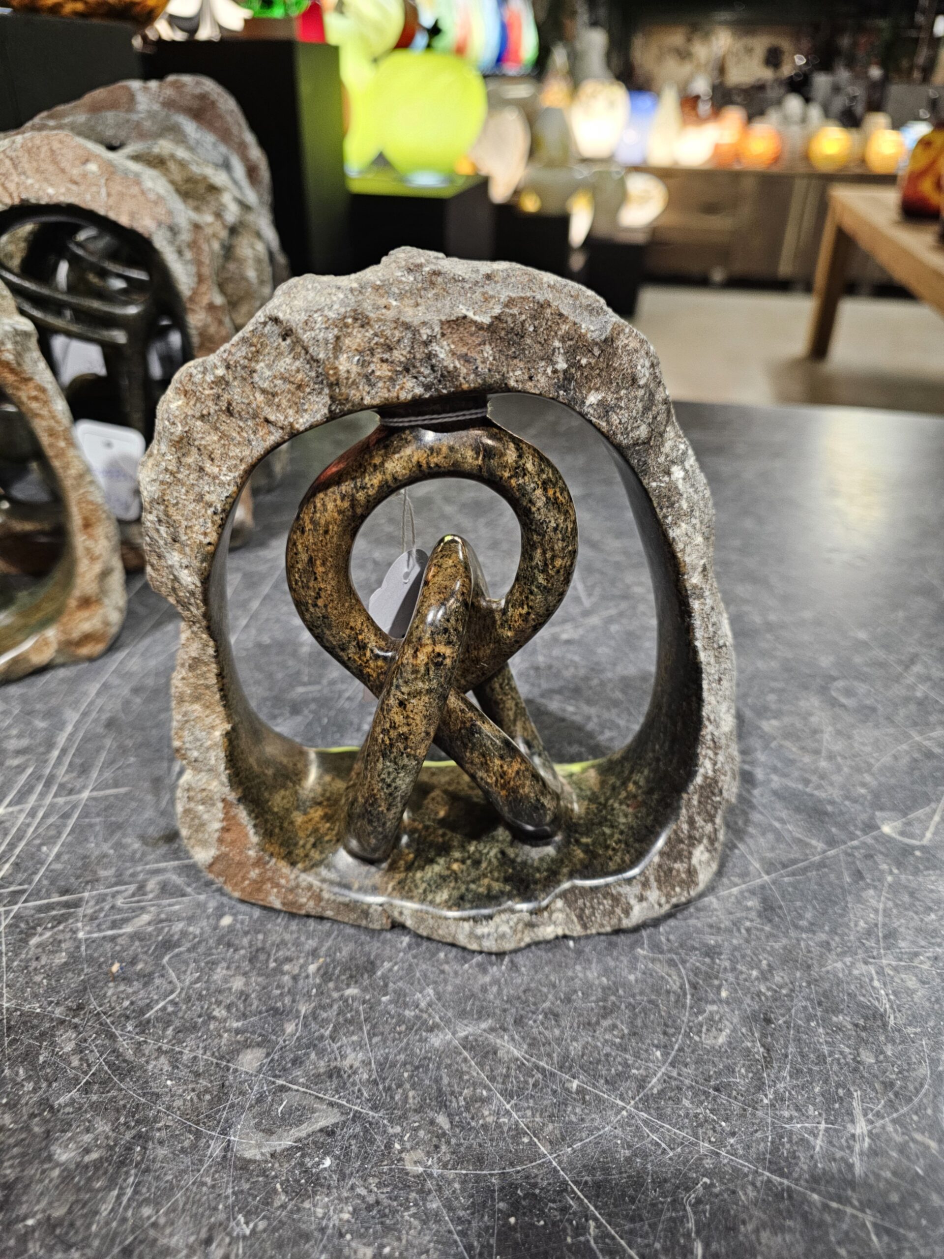 Speksteen beeld Liefdesknoop in ruwe steen 18cm