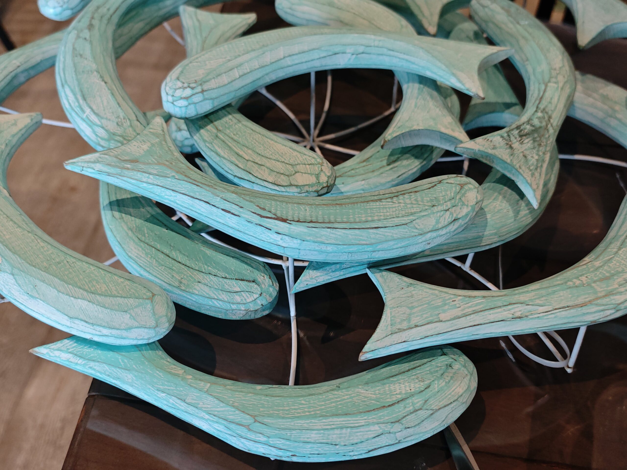 Wanddecoratie 3d hout Draaikolk met vissen 55cm blauw