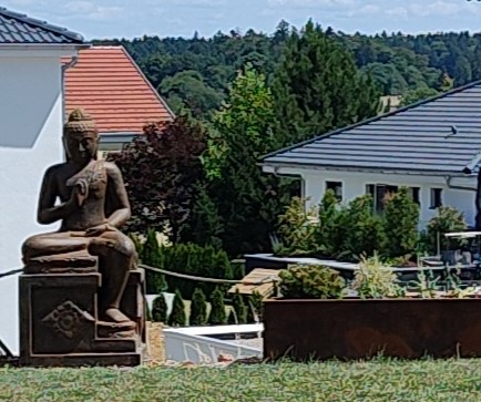 Buddha-Statue in Weisheitshaltung auf Sockel, 155 cm