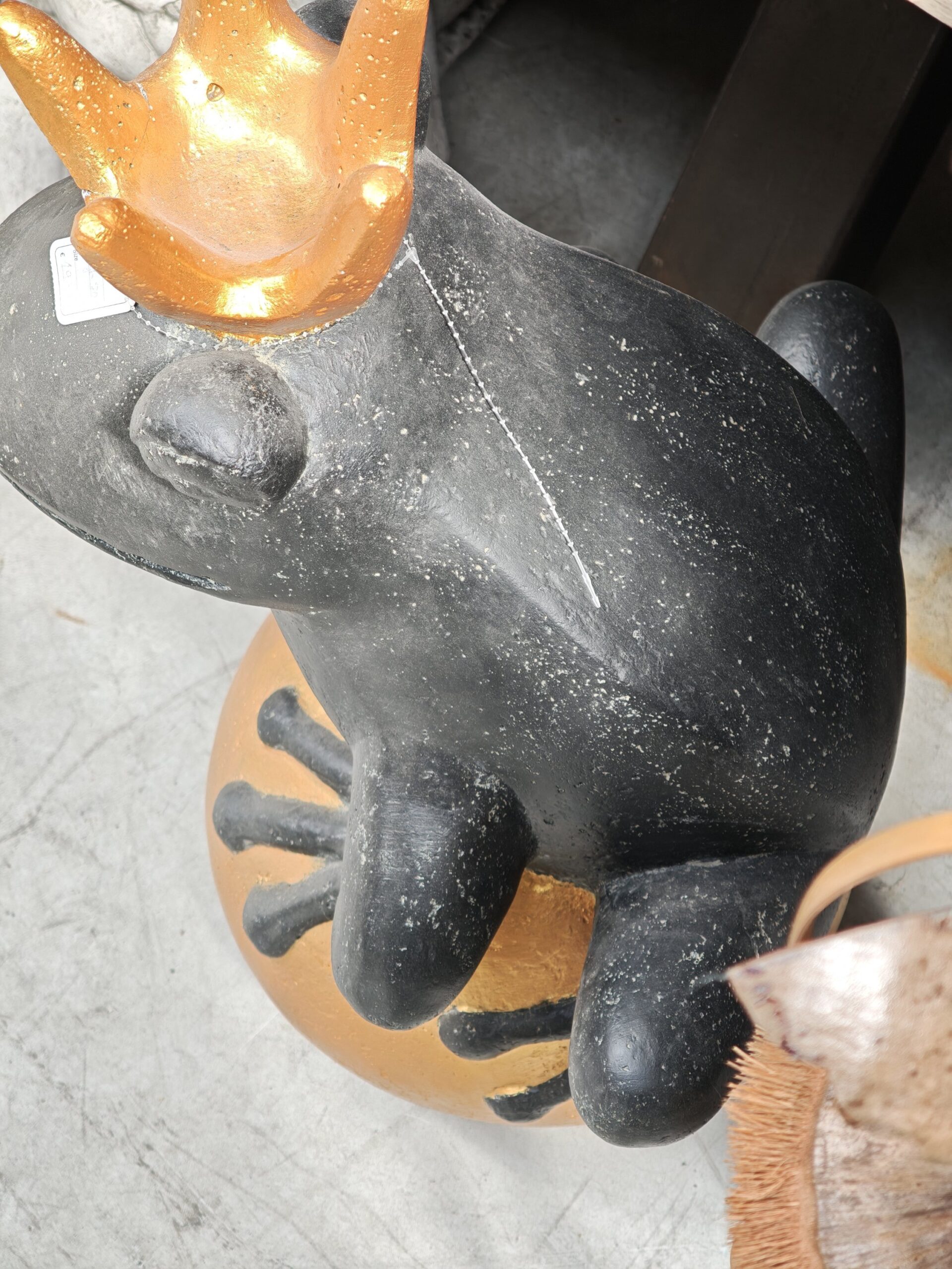 Konings Kikker op gouden bol 70cm