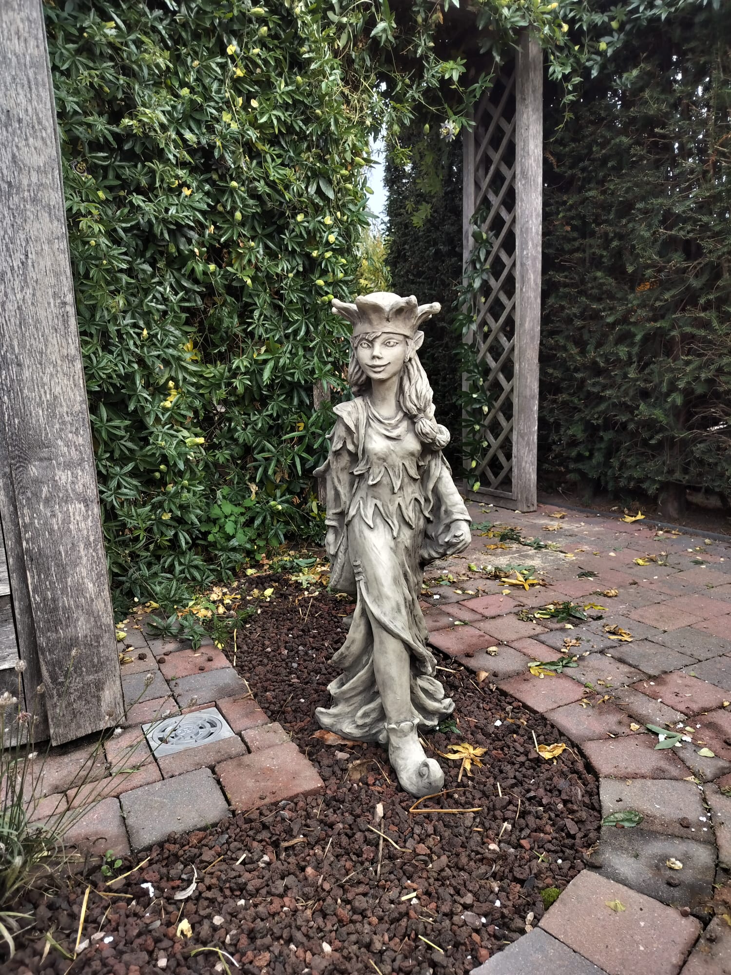 Beeld beton Bosbewoonster Sigrun 80cm