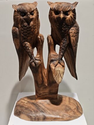 Houten beeld twee uilen op stam 50cm