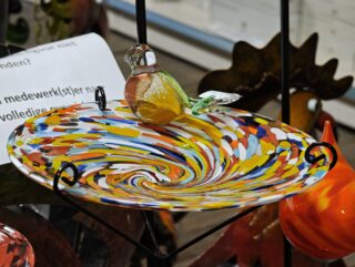 Vogeldrinkschaal op steker glas multicolor 90cm.