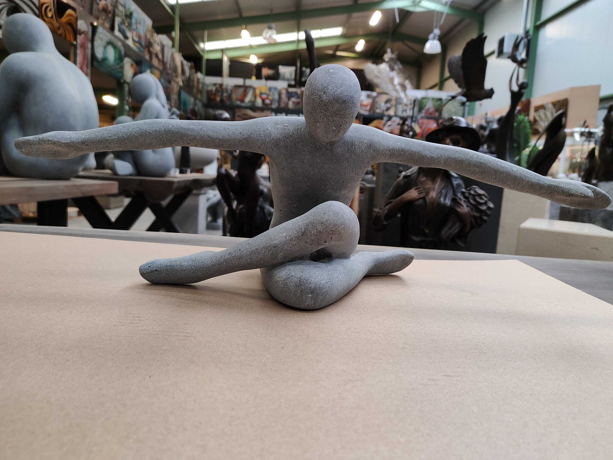 3100-1-003 - Flying man grijs mat 53cm - eliassen.nl