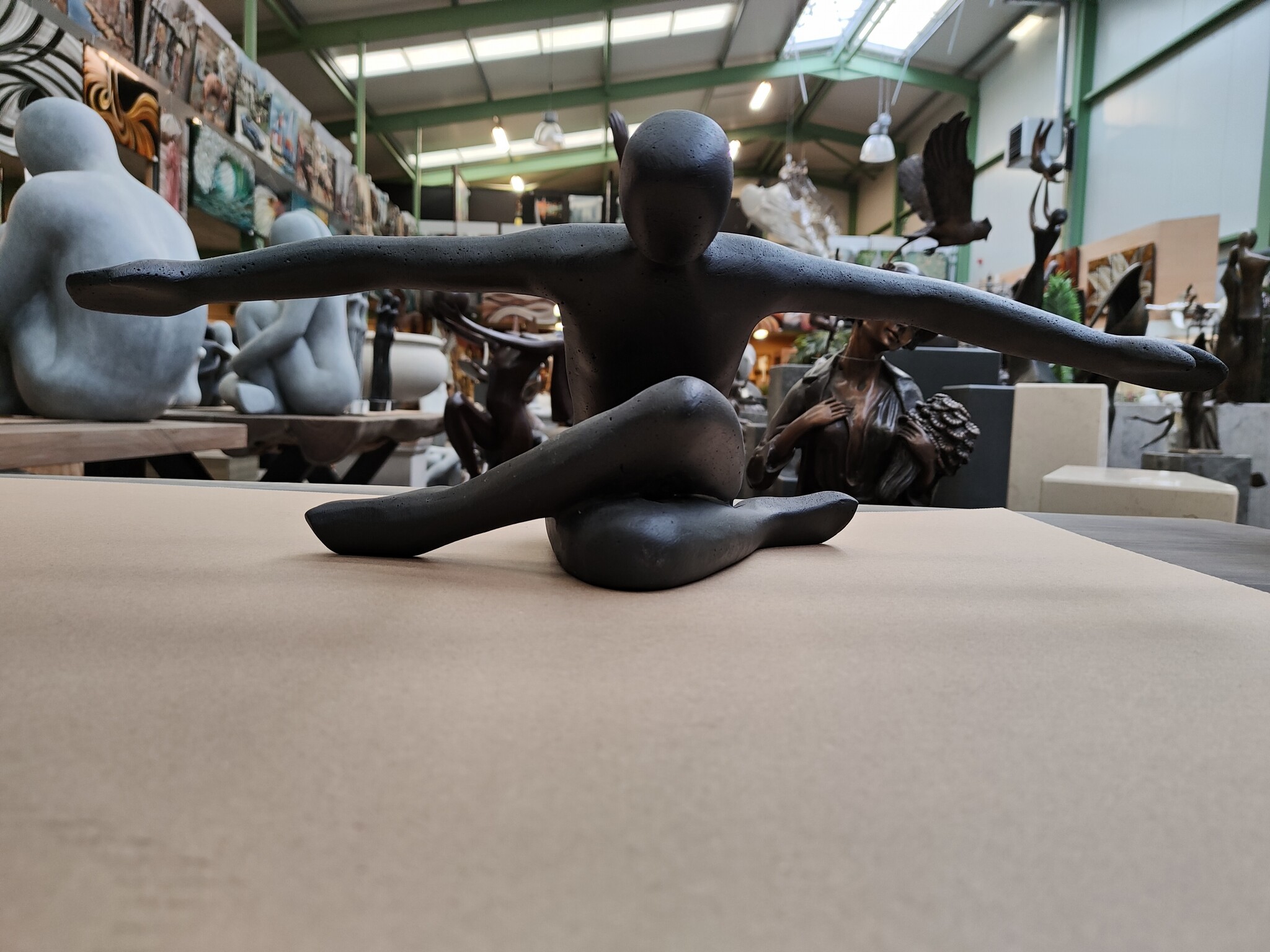 3100-1-101 - Beeld man met gespreide armen antraciet mat 53cm - eliassen.nl