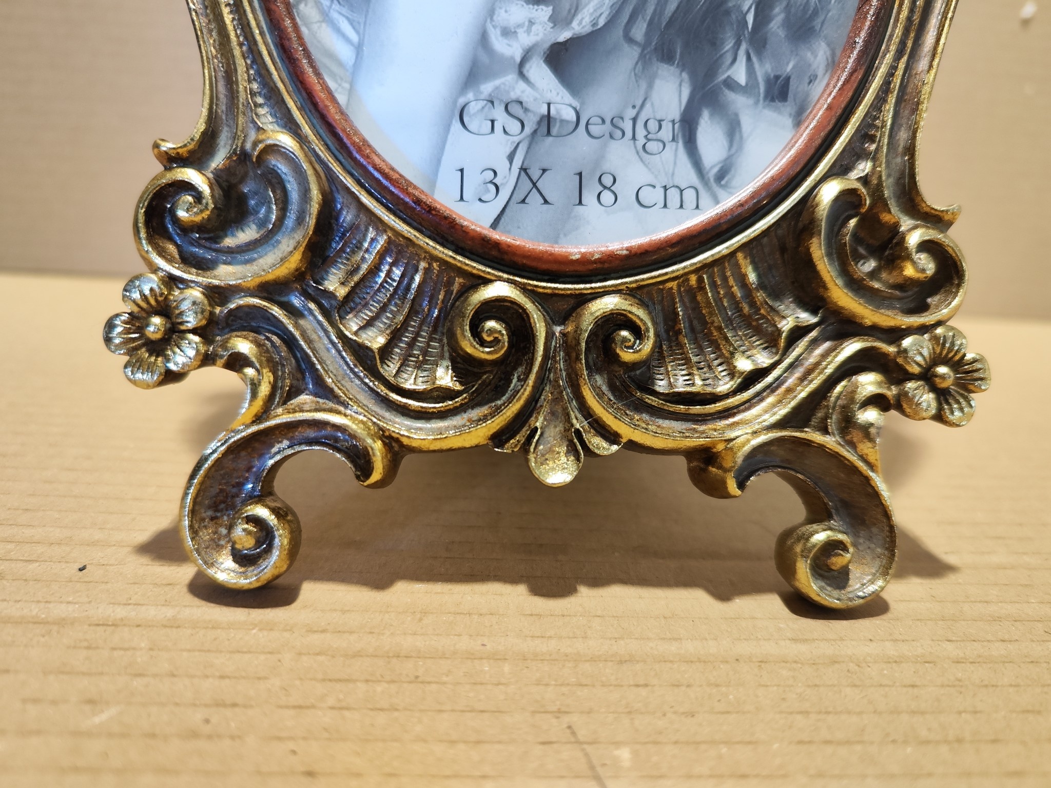 9467-1G Fotolijst Barok ovaal goud in 2 maten eliassen.nl