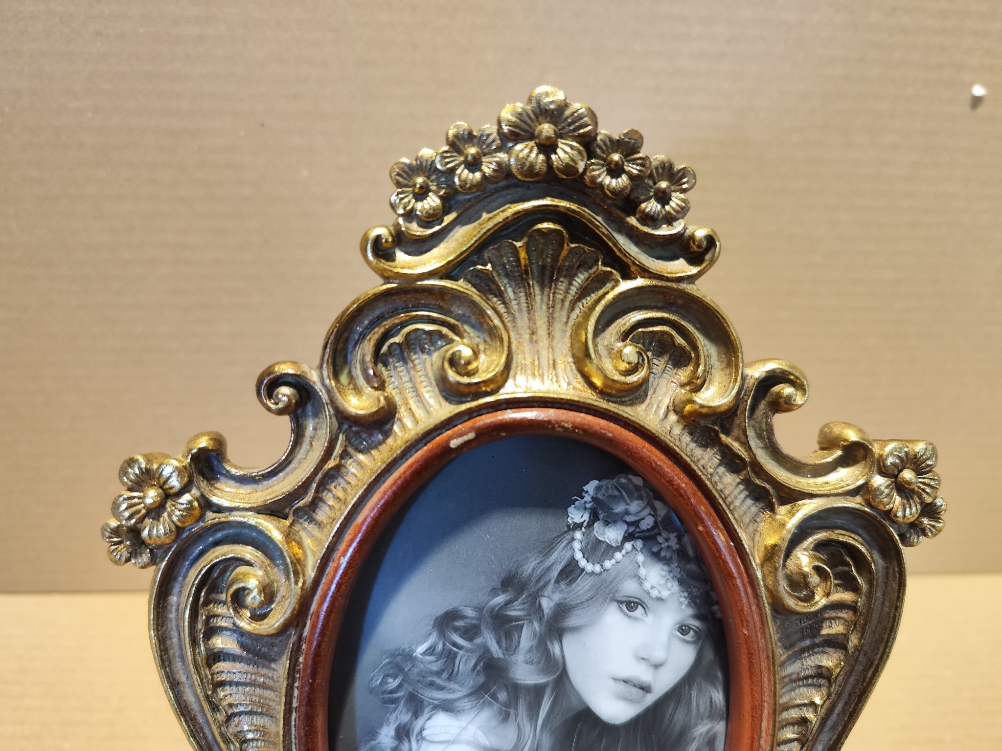 9467-1G Fotolijst Barok ovaal goud in 2 maten eliassen.nl