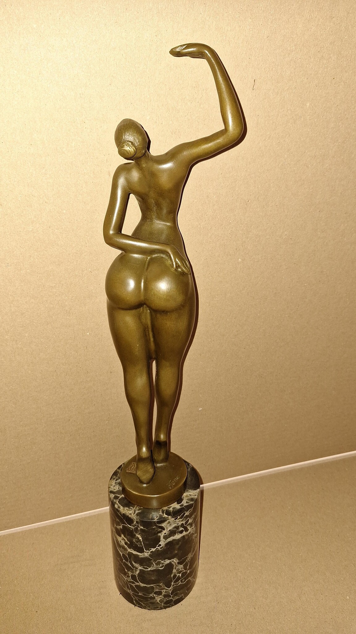 Statue bronze Naked woman one arm up 44cm eliassen.nl