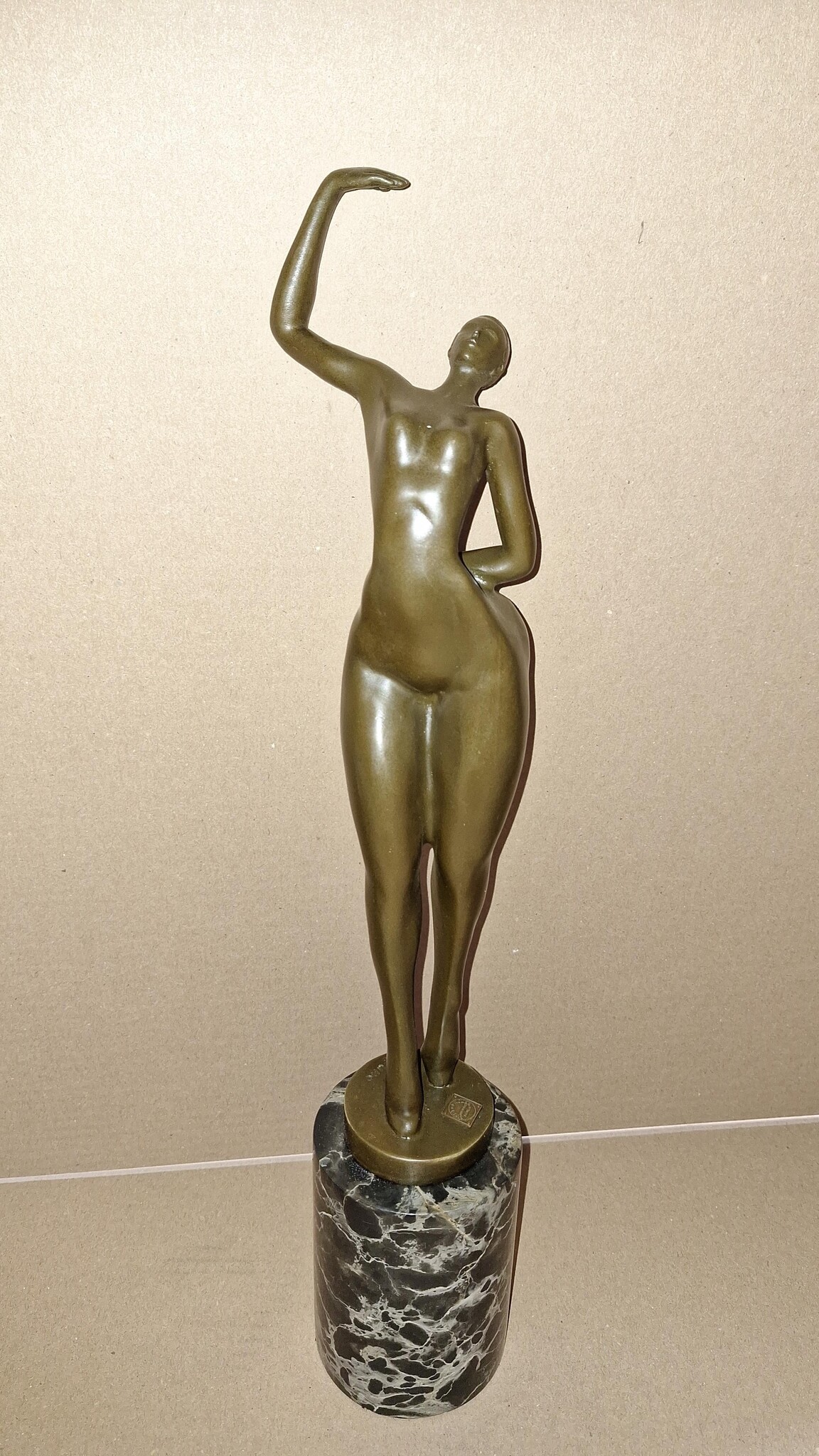 Statue bronze Naked woman one arm up 44cm eliassen.nl