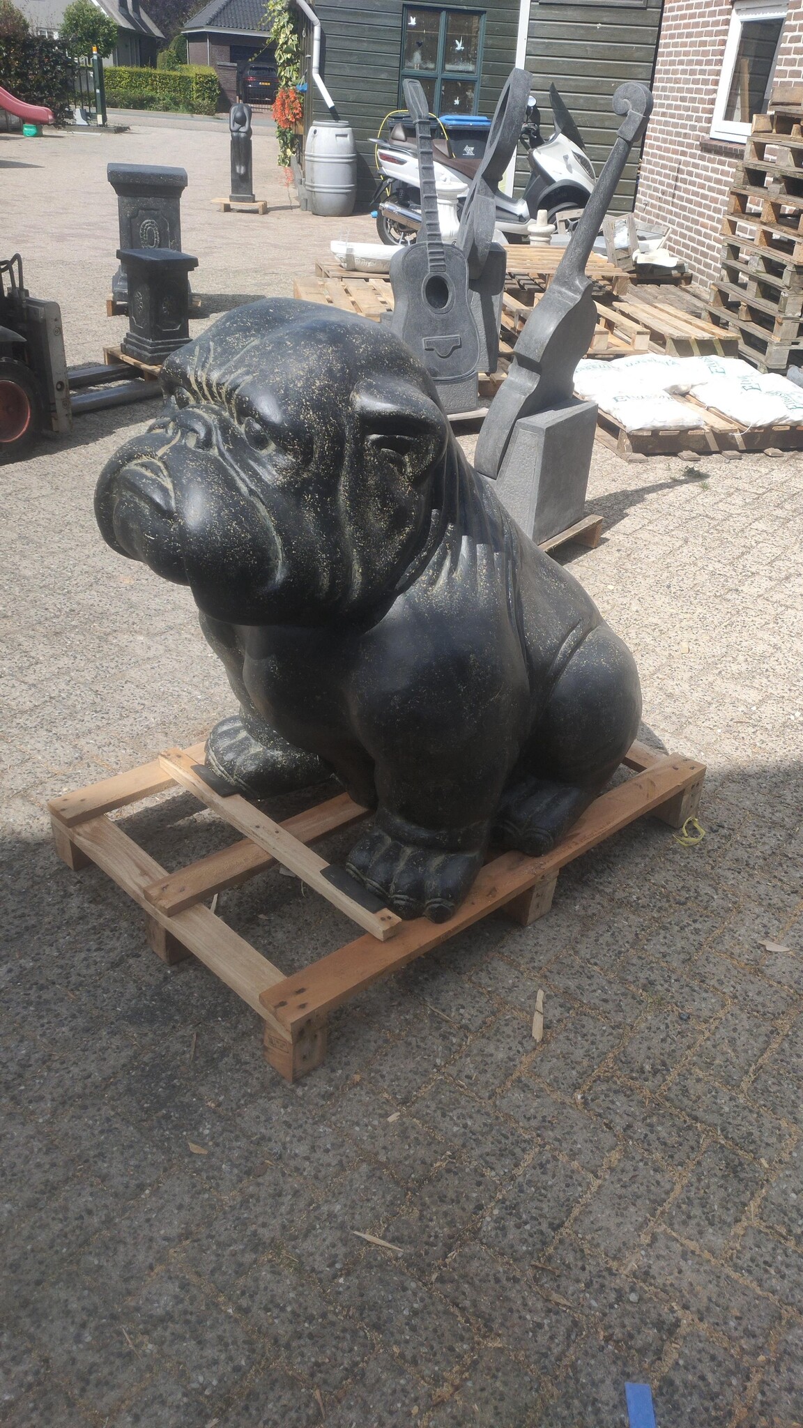 Statue Hund super groß Bulldogge 110cm - eliassen.nl