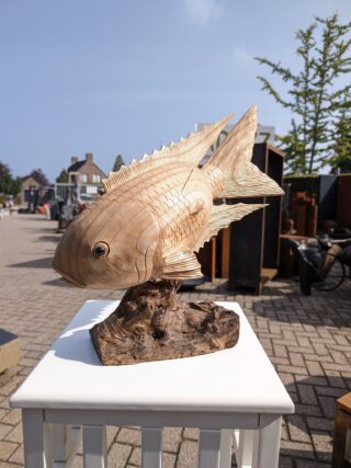 Statue Holz Fisch auf Moorholz 54cm eliassen.nl
