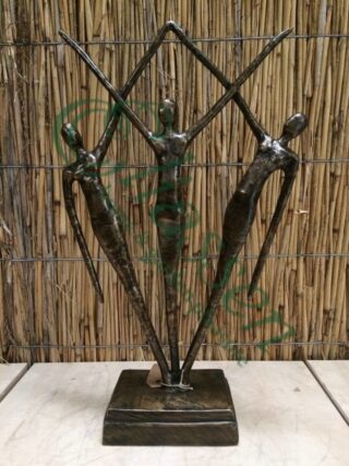 Bronzen beeld van 3 staande mensen | Eliassen.nl