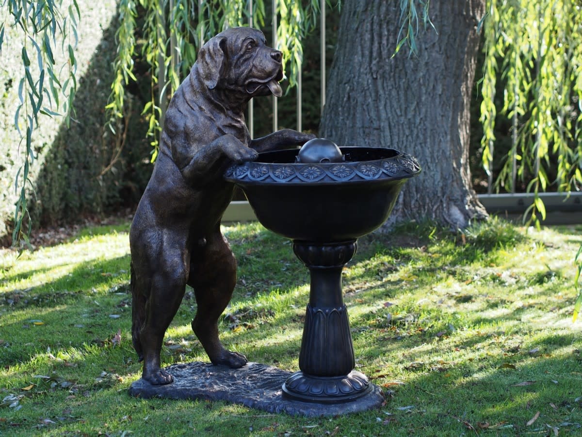 Hund aus Bronze mit Springbrunnen - eliassen.nl