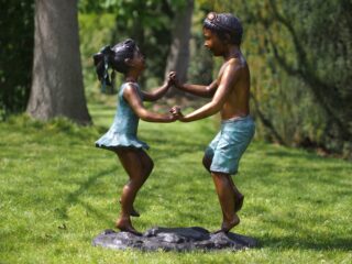 bronze boy girl dancing - eliassen.nl