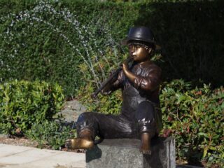 bronze boy with flute - eliassen.nl