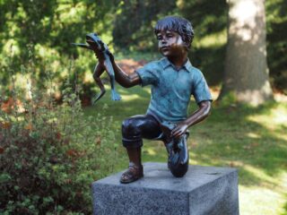 bronze boy with frog - eliassen.nl