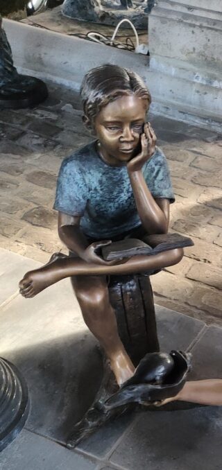 bronzen jongen op boomstam - eliassen.nl