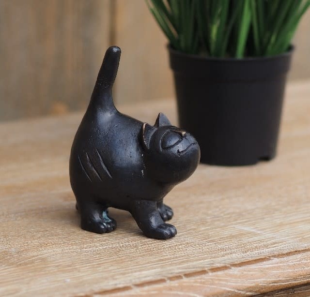 Leuke Nieuwsgierige Kat Met Vlinder – Hars Beeldje Voor Binnen En Buiten, 20 Cm Hoog