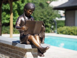 bronze reading girl - eliassen.nl