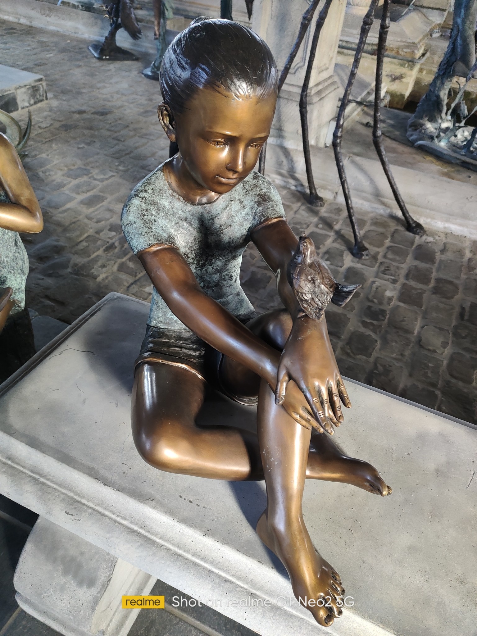 bronzen meisje met vogel - eliassen.nl