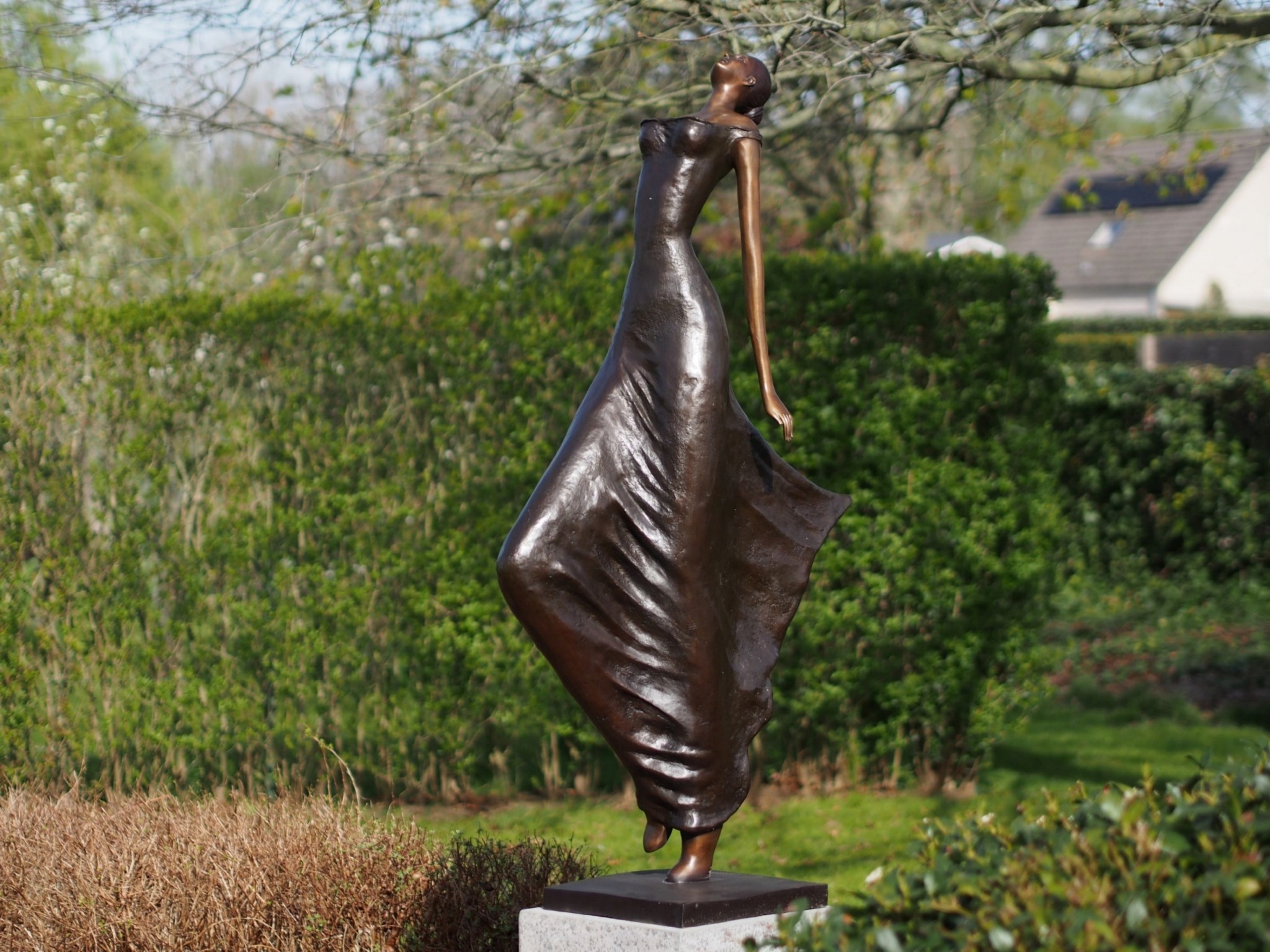 Bronze moderne Frau - eliassen.de