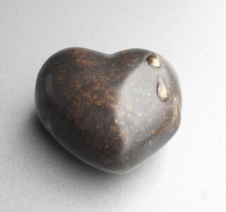 bronzen urn hartvorm - eliassen.nl