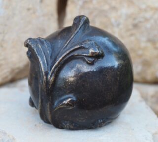 Bronzeurne mit abstrakter Blume - eliassen.nl