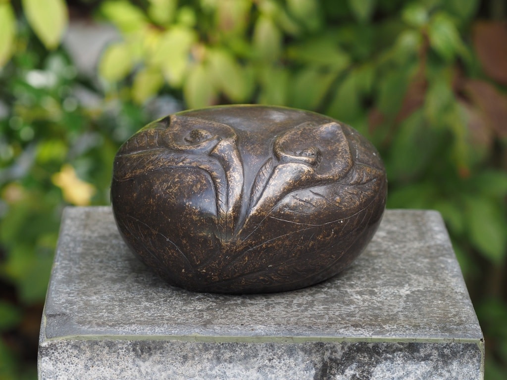 Bronzen urn met kelkbloempjes - eliassen.nl