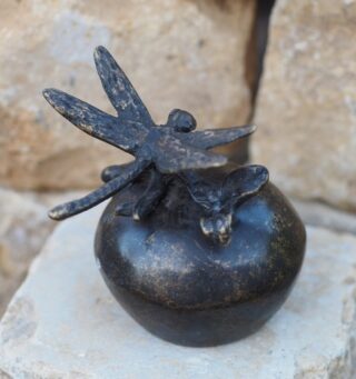 Bronzeurne mit kleiner Libelle - eliassen.nl