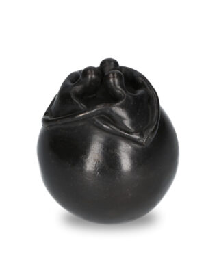 Bronze-Urne umarmen - eliassen.de