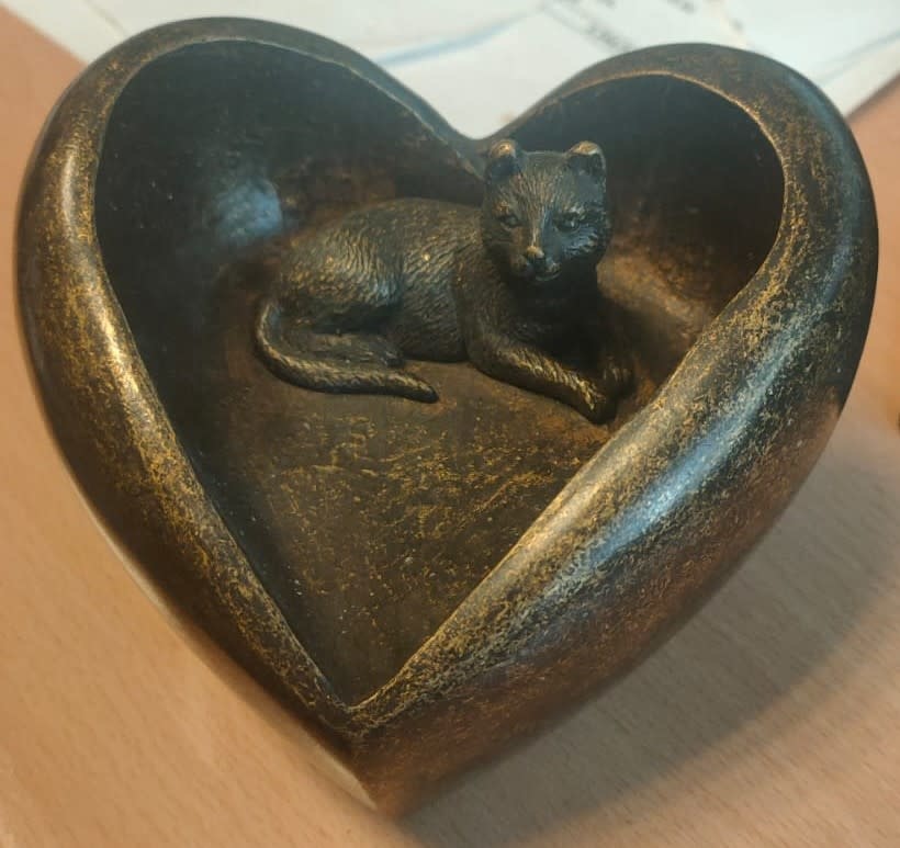 Animal urn bronze Cat in heart - eliassen.nl