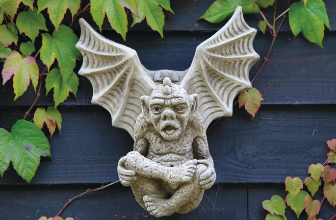 Eliassen Dragonstone gehoornde gargoyle hangend
