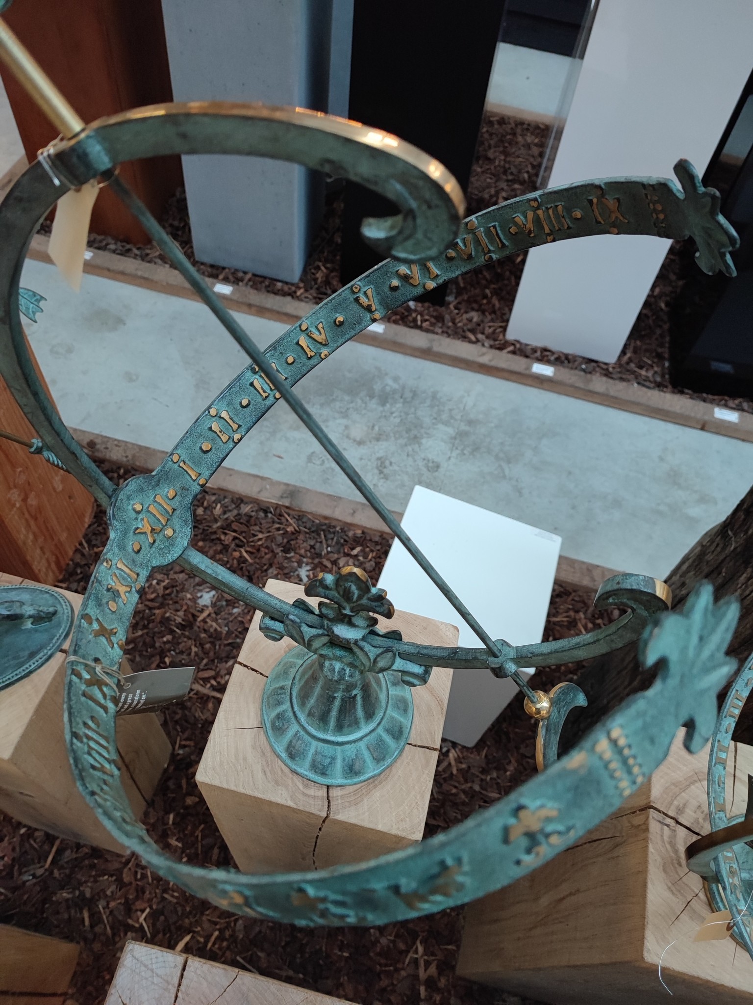 Eliassen Sonnenuhr Bronze auf hohem Sockel Ga0221 - Eliassen.nl