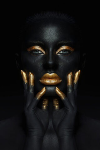 Glasmalerei Gesicht zwischen den Händen - Eliassen.de