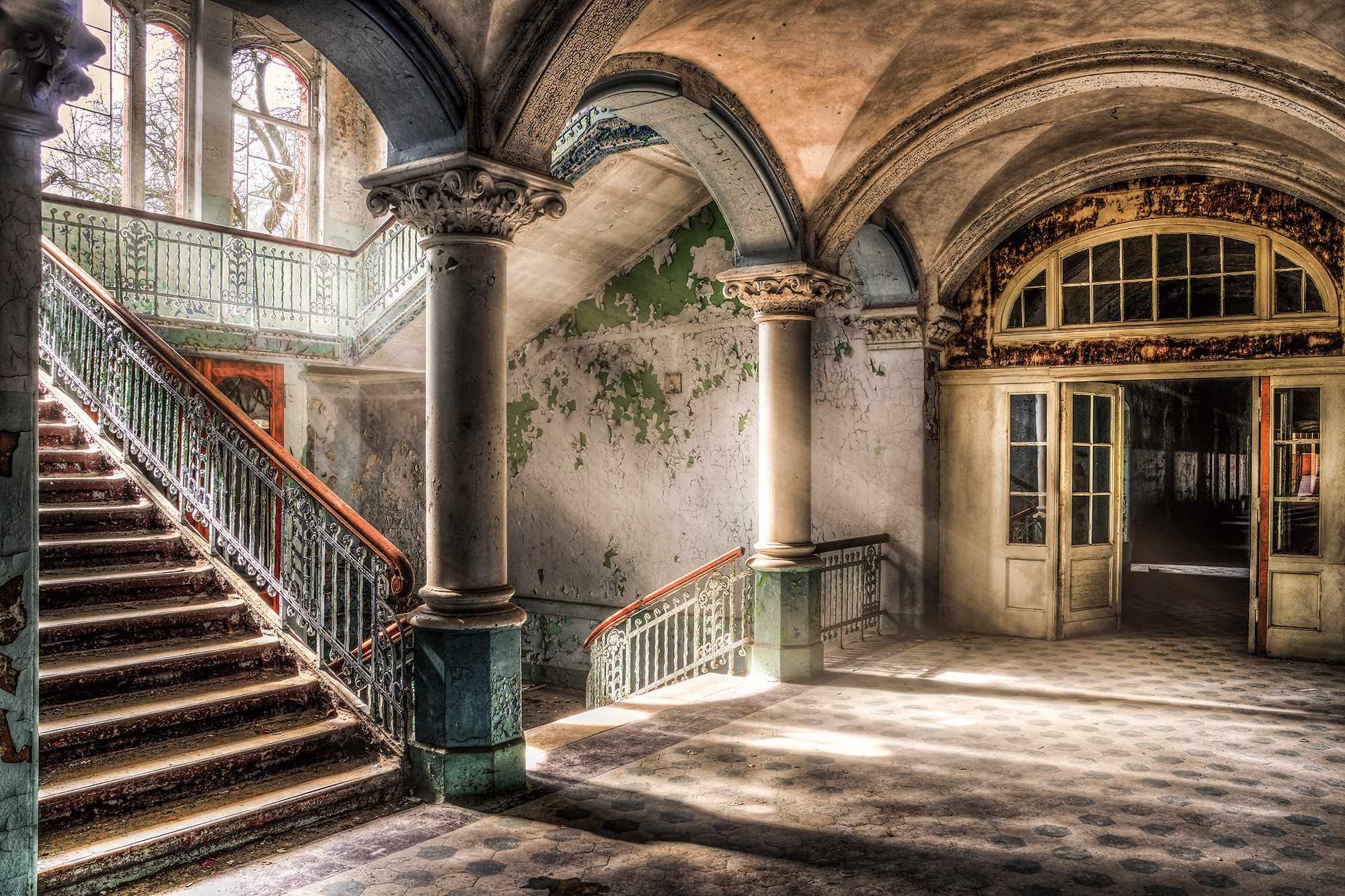 Glasschilderij Verlaten Gebouw 120x80cm | Eliassen.nl