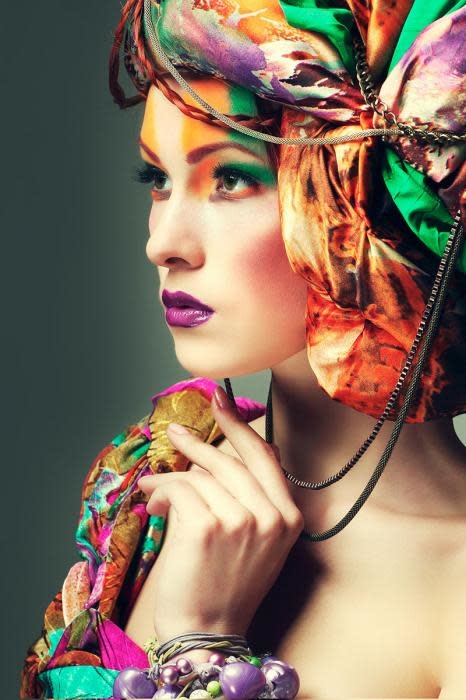 Glasmalerei Frau in fröhlichen Farben 80x120cm | Eliassen.nl