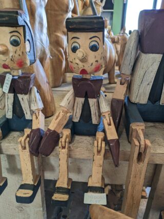 Wooden statue Pinocchio sitting 30cm - eliassen.nl
