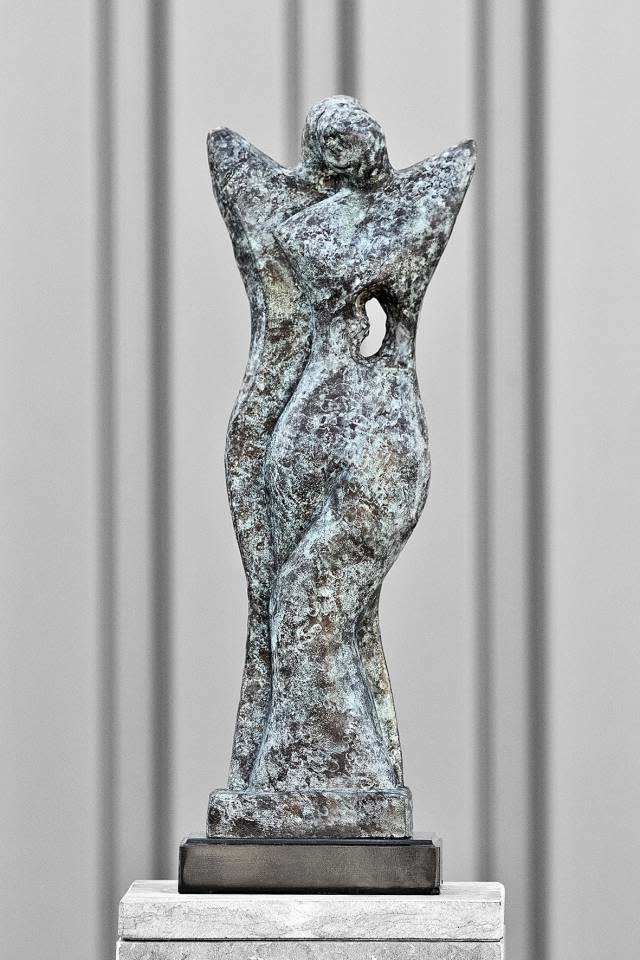 modern-picture-bronze-cushion-couple-40021